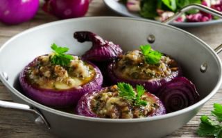 Baked onions: benefits, recipe with a photo in the oven