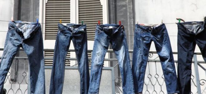 Cara mengeringkan seluar jeans dengan cepat selepas mencuci: di rumah dan di luar rumah