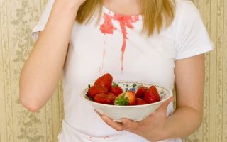 How to remove strawberries from clothes: white and colored