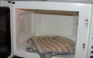 How to clean kitchen towels in the microwave