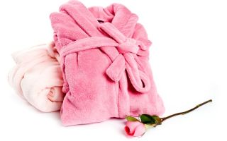 How to fold a dressing gown so it doesn't wrinkle: medical, bath, hooded