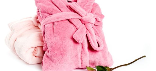 How to fold a dressing gown so it doesn't wrinkle: medical, bath, hooded