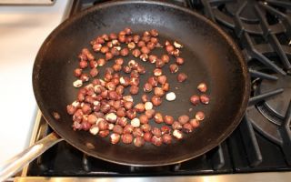 How to peel hazelnuts